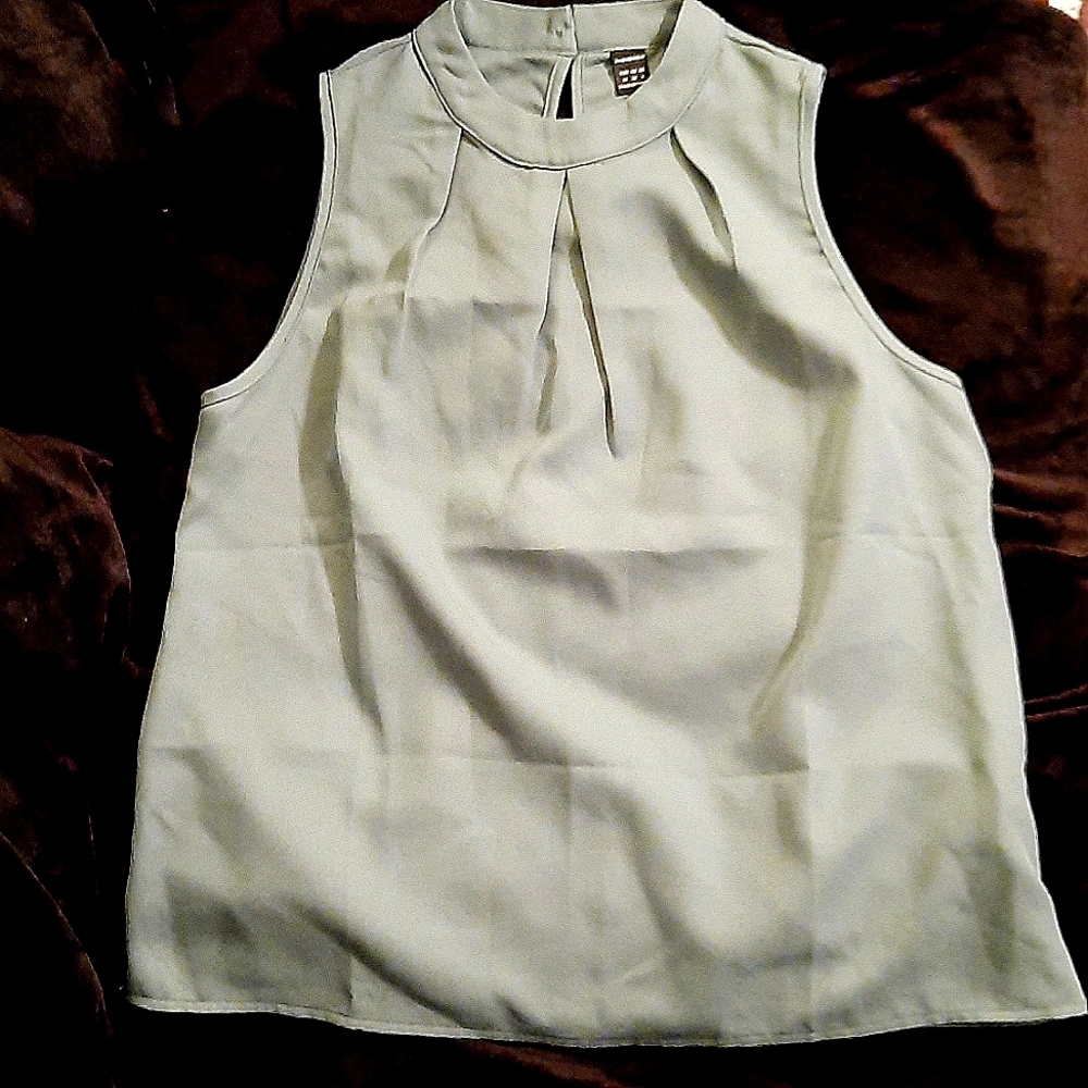 Sleevless dress shirt